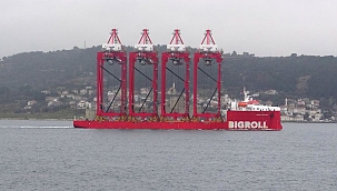 Dev vinç gemisi Çanakkale Boğazı’ndan geçti