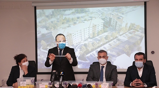 Elazığ&#039;da 117 depremzede daha çekilen kurayla evlerine kavuştu