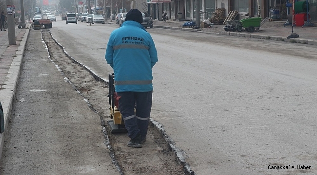 Emirdağ da bozulan yollarda asfalt yama çalışmaları başladı