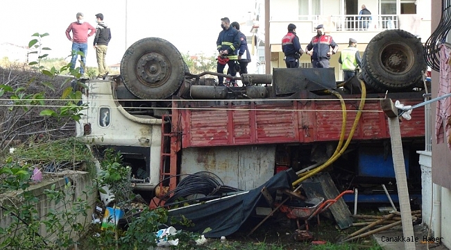 Freni boşalan sondaj makinesi yüklü kamyon apartmanın bahçesine uçtu