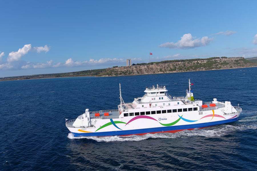 GESTAŞ gemileri yeni renkleriyle Çanakkale&#039;de