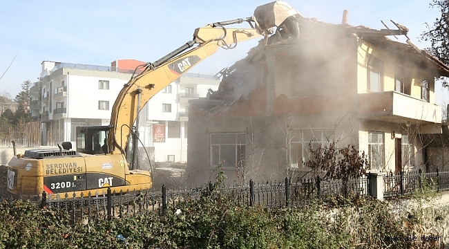 Görüntü kirliliği oluşturan ve yol çalışmalarına engel olan yapılar kaldırılıyor