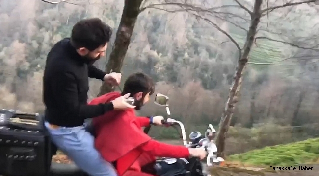 Hareket halindeki motosiklette arkadaşını tıraş etti, o anları sosyal medyadan paylaştı