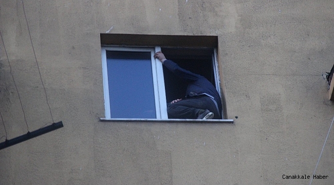 Hastane penceresinde intihara kalkışan şahsı polis ikna etti