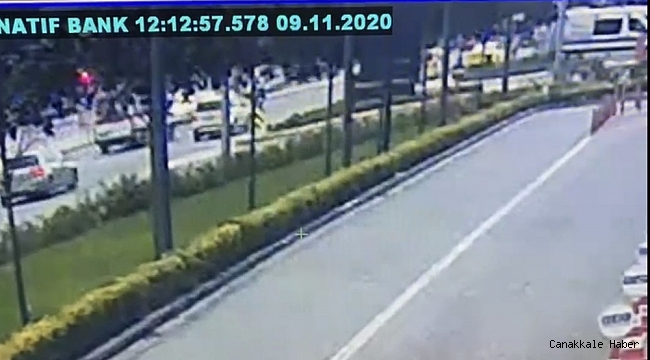 Hastaya yetişmeye çalışırken kaza yapan ambulans kameralara yansıdı