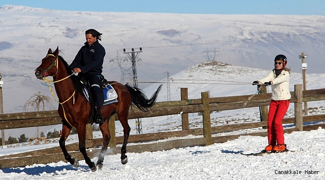 Hayalindeki çiftliği kurdu, at sevgisini kayakla birleştirdi