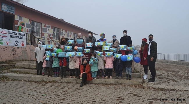 Hayırsever vatandaştan köy okuluna kütüphane