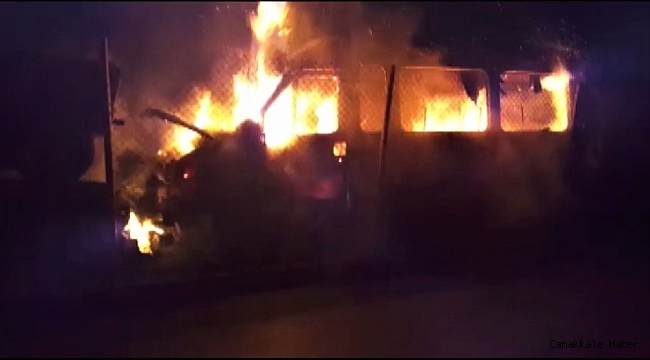 Hurda minibüs alevlere teslim oldu