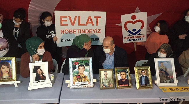 İçişleri Bakanı Soylu, HDP önünde evlatlarının yolunu gözleyen alilerle buluştu