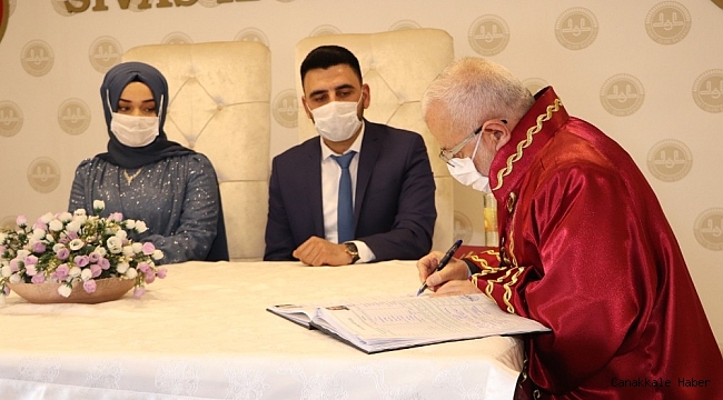 İl müftüsü 2021 yılının ilk resmi nikahını kıydı.