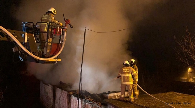 İvrindi'de çıkan yangında ev kullanılamaz hale geldi