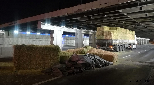 İzmir&#039;de saman yüklü TIR alt geçide sıkıştı