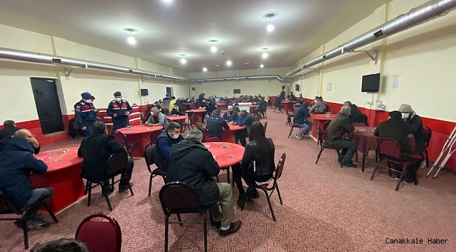 İzmir&#039;de suçüstü kumar baskını: 75 kişiye 635 bin 850 TL para cezası