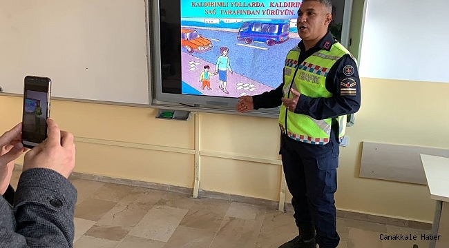 Jandarma EBA üzerinden ders verdi