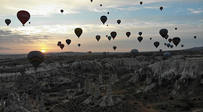Kapadokya&#039;da gökyüzü balonlarla renklendi
