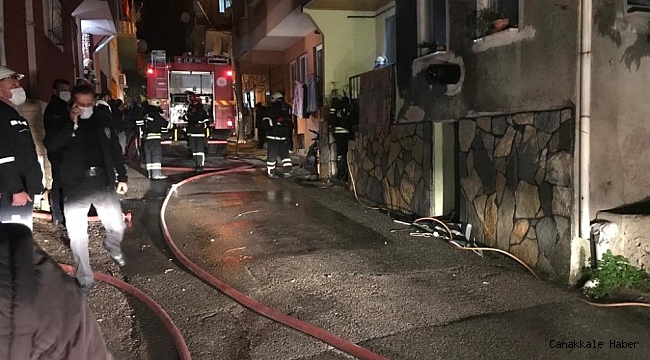 Karamürsel'de ahşap ev yangında kullanılmaz hale geldi