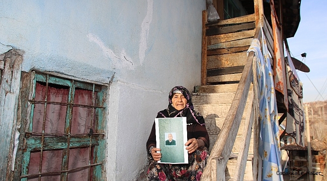 Kaybolan eşi için dizlerini döverek gözyaşı döktü