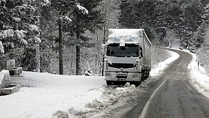 Kaz dağlarında araçlar yollarda kalıyor