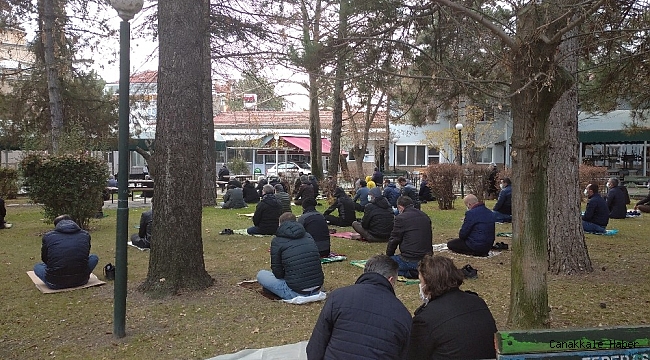 Kısıtlama gölgesinde yılın ilk cuma namazı kılındı