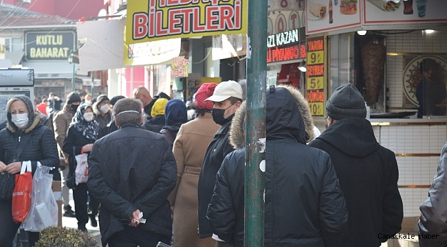 Kısıtlamalar kalktı, sokaklar yine sosyal mesafesiz kaldı
