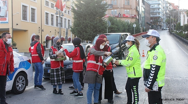 Kızılay'dan polis ekiplerine ikram