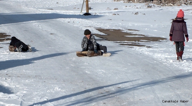 Köy çocuklarının kızak keyfi