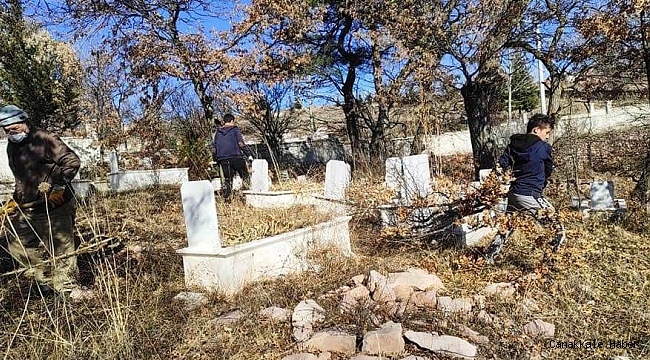 Köy mezarlığının temizliğini gönüllüler yaptı