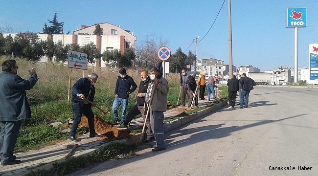 Mahalle sakinlerinden imece usulü fidan dikimi