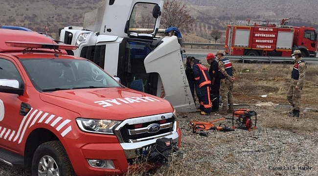 Malatya&#039;da tır yan yattı: 1 ölü