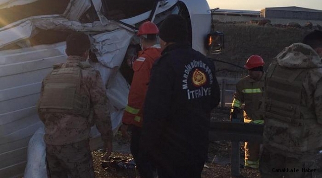 Mardin&#039;de kontrolden çıkan araç refüje çarptı: 3 yaralı