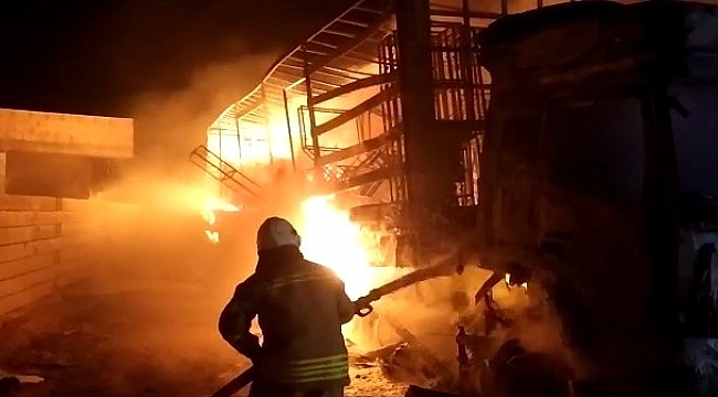 Mardin&#039;de park halinde alev alan tır küle döndü