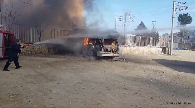 Mardin&#039;de park halindeki minibüs küle döndü