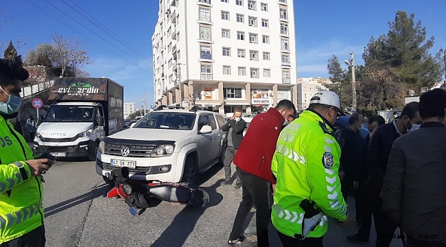 Mardin&#039;de trafik kazası: Motosiklet aracın altında kaldı