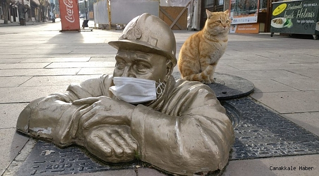 Maskeli işçi heykeli görenleri gülümsetti