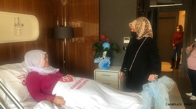 Melek Arı'dan yeni yılın ilk bebeğine ziyaret