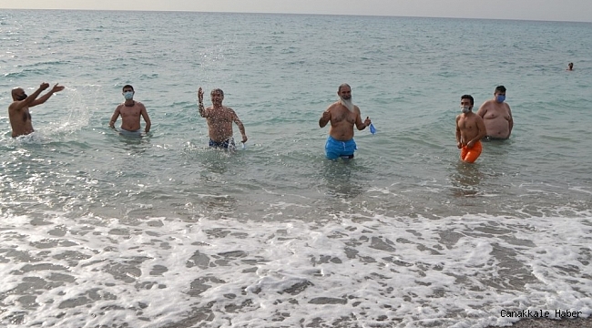 Mersin&#039;de doğasever grup, kış ortasında denize girme etkinliği düzenledi