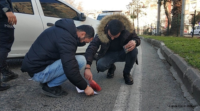 Narkotik polisi fırça ile asfalttan uyuşturucu süpürdü