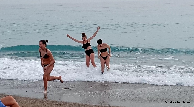 Ocak ayında deniz keyfi yaşadılar