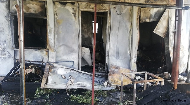 Odun sobasından çıkan yangın evi kül etti