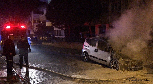 Park halinde yanan araç önündeki aracı da yaktı