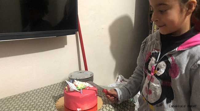 Polis ekipleri 155&#039;i arayıp pasta isteyen 8 yaşındaki Rabiya&#039;nın doğum gününü kutladı