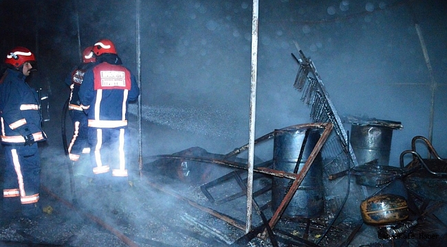 Sakarya'da plaj malzemelerinin bulunduğu depo alev alev yandı