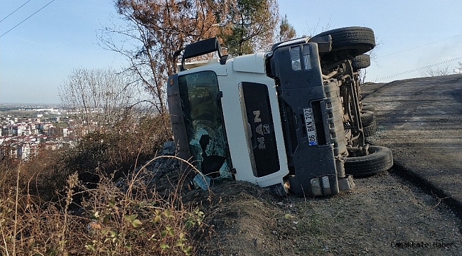 Samsun&#039;da taş yüklü kamyon uçurumun kenarına devrildi: 1 yaralı