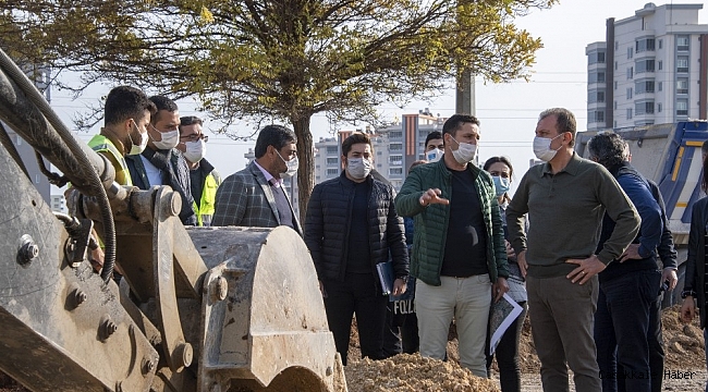 Seçer: &quot;Büyükşehir&#039;in 70 noktada inşaat ve şantiyesi var&quot;