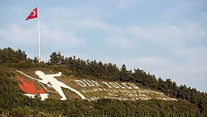 Şehitliğin bayrak direkleri yenileniyor