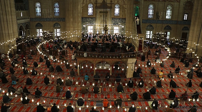 Selimiye'de yılın ilk cuma namazı pandemi kuralları altında kılındı