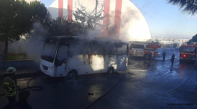 Silivri&#039;de park halindeki midibüs alev alev yandı