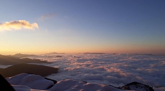 Sis bulutu ve kar Hanke Dağlarını kapladı, ortaya görsel şölen çıktı