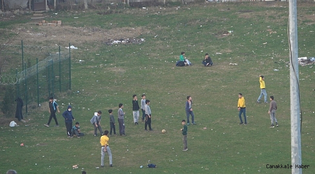 Sokağa çıkma kısıtlamasında piknik yaptılar, polisi görünce kaçtılar