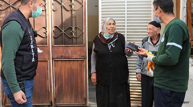 Sokağı temizlerken bulduğu cüzdanı sahibine teslim etti